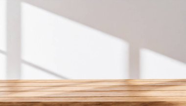 Ürün sunumu için fotokopi alanı olan beyaz tuğla duvardaki boş tahta masa.