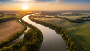 Hava aracı görüntüsü. Ormandaki sabah nehri.