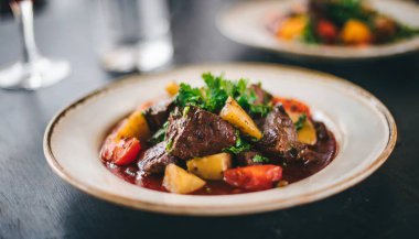 sığır eti güveç sebze ile