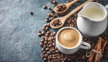 Tahta masada tarçınlı kahve, fasulye ve kahve.