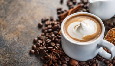 Masada latte sanatıyla bir fincan kahve.