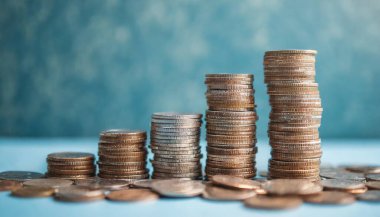 Arkaplanı bulanık bozuk para yığını.