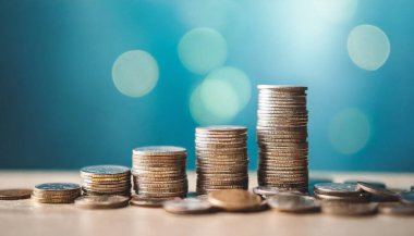 Tahta masanın üzerinde madeni para yığını.