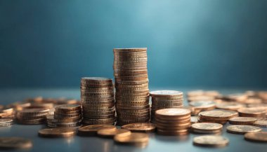 Altın para yığını ve para yığını masa, iş konsepti, iş için para biriktirme