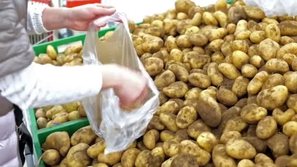 Buying potatoes at the market — Stock Video