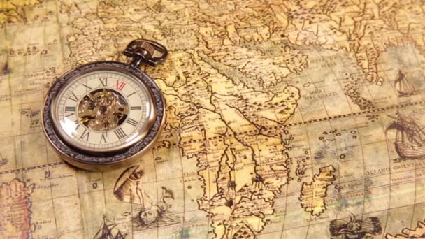 Horloges anciennes sur la carte — Video