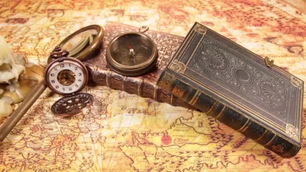 Horloges anciennes sur la carte. Ancienne carte du monde en 1565 .