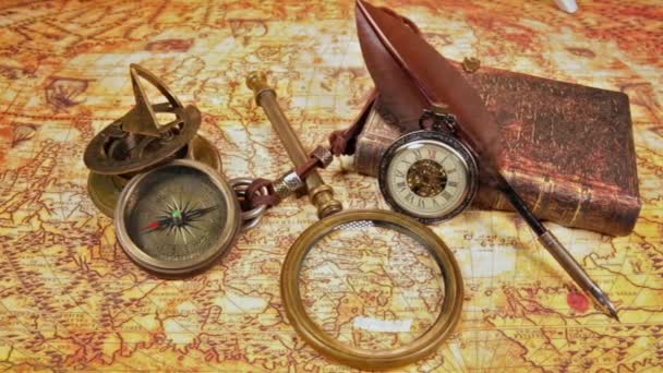 Horloges anciennes sur la carte. Ancienne carte du monde en 1565 .