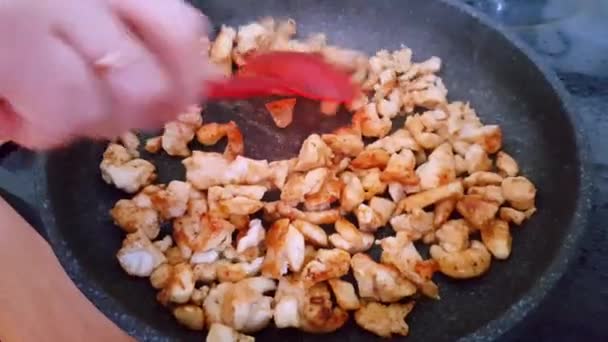Τηγάνισμα σε ένα τηγάνι κοτόπουλο. — Αρχείο Βίντεο