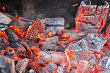 Sıcak kömür yanıyor. Ateşten kıvılcımlar.