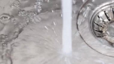 Musluktan lavaboya su akar. Musluğu açıp kapatıyorum. Ağır çekimde.