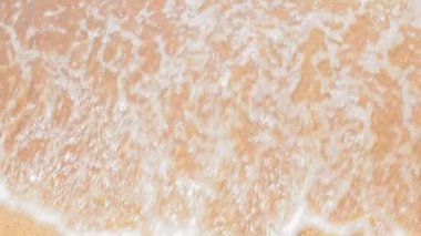 Karadeniz 'in kumlu kıyılarında dalgalar. Güneşli hava.