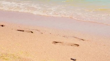 Karadeniz 'in kumlu sahillerinde insanların ayak izleri. Güneşli hava.