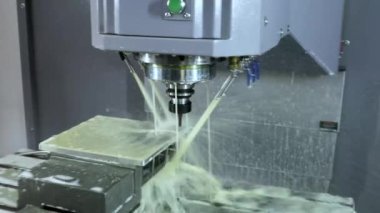 CNC metal işleme. Otomatik metal işleme makinesi.