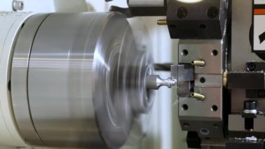 CNC metal işleme. Otomatik metal işleme makinesi.