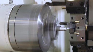 CNC metal işleme. Otomatik metal işleme makinesi.