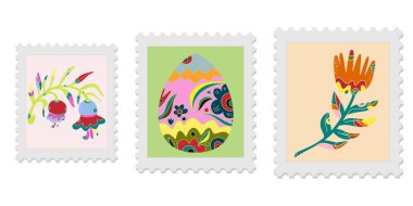 Üç tane bahar posta pulu. Halk sanatı ile neşeli, parlak Paskalya motifleri. Vektör izole ögeler.