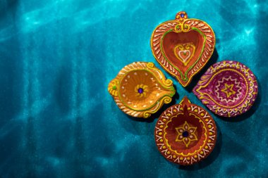 Mutlu Diwali - Diwali kutlamaları sırasında yanan renkli kil diya lambaları