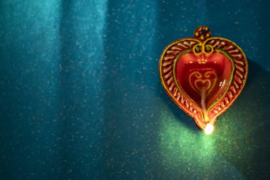 Mutlu Diwali - Diwali kutlamaları sırasında yanan renkli kil diya lambaları