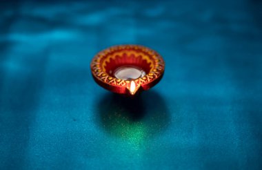 Diwali kutlamaları sırasında yanan renkli kil diya lambaları