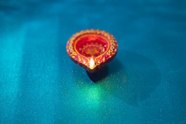 Mutlu Diwali - Diwali kutlamaları sırasında yanan renkli kil diya lambaları