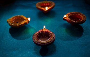 Mutlu Diwali - Diwali kutlamaları sırasında yanan renkli kil diya lambaları