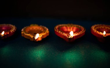 Mutlu Diwali - Diwali kutlamaları sırasında yanan renkli kil diya lambaları