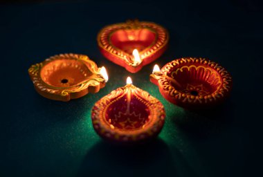 Mutlu Diwali - Diwali kutlamaları sırasında yanan renkli kil diya lambaları