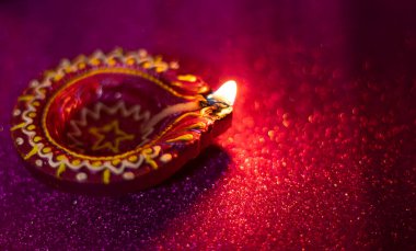 Mutlu Diwali - Diwali kutlamaları sırasında yanan renkli kil diya lambaları