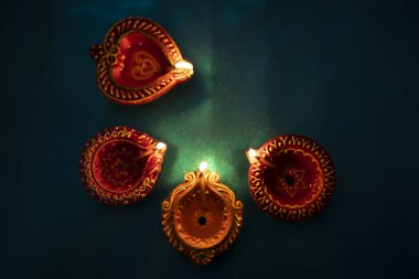 Mutlu Diwali - Diwali kutlamaları sırasında yanan renkli kil diya lambaları