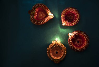 Mutlu Diwali - Diwali kutlamaları sırasında yanan renkli kil diya lambaları