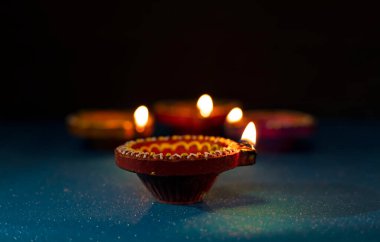 Mutlu Diwali - Diwali kutlamaları sırasında Diya lambaları yandı
