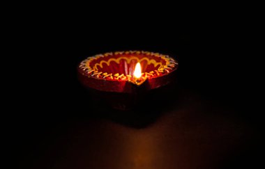 Mutlu Diwali - Diwali kutlamaları sırasında Diya lambaları yandı