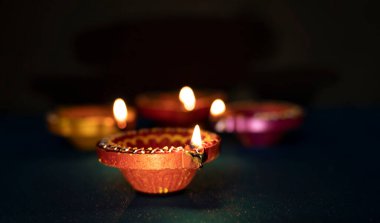 Mutlu Diwali - Diwali kutlamaları sırasında Diya lambaları yandı