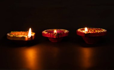 Mutlu Diwali - Diwali kutlamaları sırasında Diya lambaları yandı