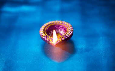 Diwali kutlamalarında yanan güzel kil diya lambaları.,