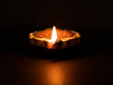 Geleneksel kil diya lambaları diwali kutlamaları sırasında yanar