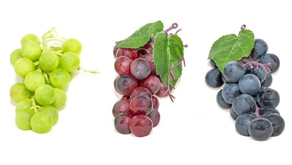 Bando Uvas Pretas Vermelhas Com Uvas Verdes Sem Sementes Isoladas — Fotografia de Stock