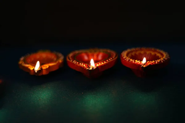 喜庆的Diwali Diya灯在Diwali庆祝活动中点亮 — 图库照片