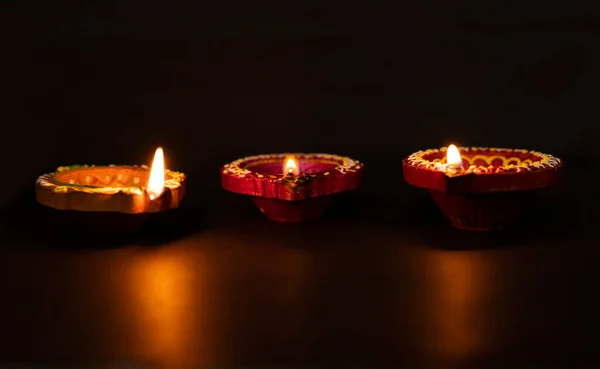 喜庆的Diwali Diya灯在Diwali庆祝活动中点亮 — 图库照片
