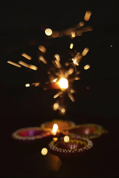 Diya Lámpák Fényvisszaverő Alapon Tűzijátékkal Csillogó Bokeh Háttér — Stock Fotó