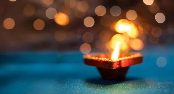 Hermosas Lámparas Arcilla Diya Encendidas Durante Celebración Diwali —  Fotos de Stock