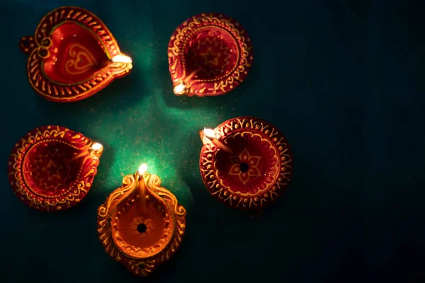 Barevné Hliněné Diya Lampy Rozsvícené Během Diwali Oslav — Stock fotografie