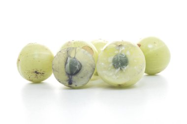 Beyaz arka planda izole edilmiş bektaşi üzümleri.