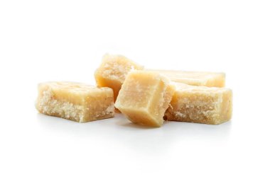 Beyaz arka planda izole edilmiş zencefilli şeker.