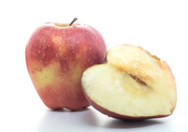 Dilimlenmiş kırmızı elma meyvesi (kesik) beyaz arka planda izole edilmiş