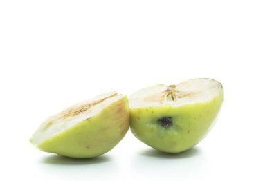 yeşil elma beyaz arka planda izole