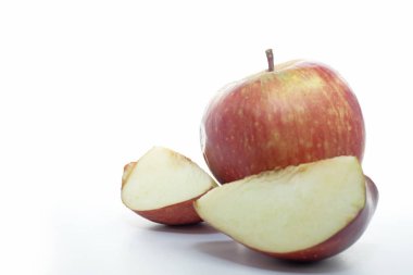 Olgun kırmızı elma meyvesi, beyaz arka planda yarı izole edilmiş elma..