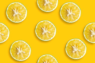 Parlak açık sarı arka planda sarı tatlı limonlu yaz deseni.