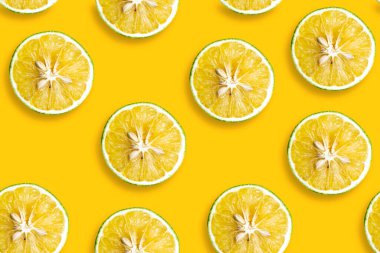 Parlak açık sarı arka planda sarı tatlı limonlu yaz deseni.